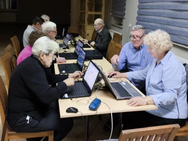 Od kliknięcia do połączenia, czyli jak seniorzy w Rozogach odkrywają cyfrowy świat