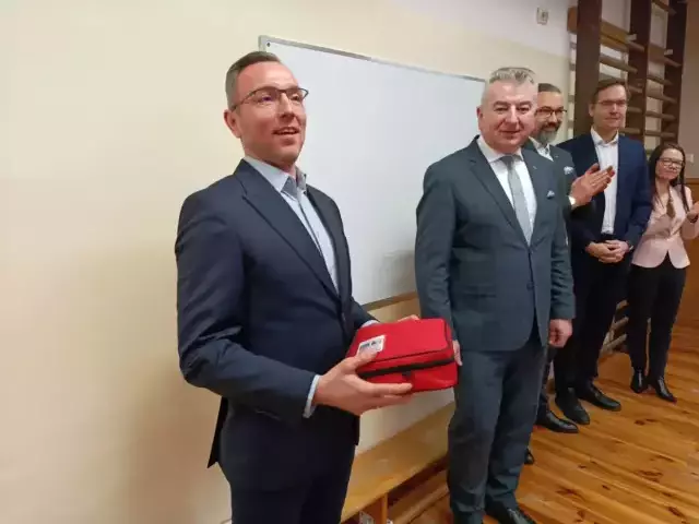 Szkoła w Gromie uczy ratowania życia – defibrylator od Banku Spółdzielczego w Szczytnie (zdjęcia)