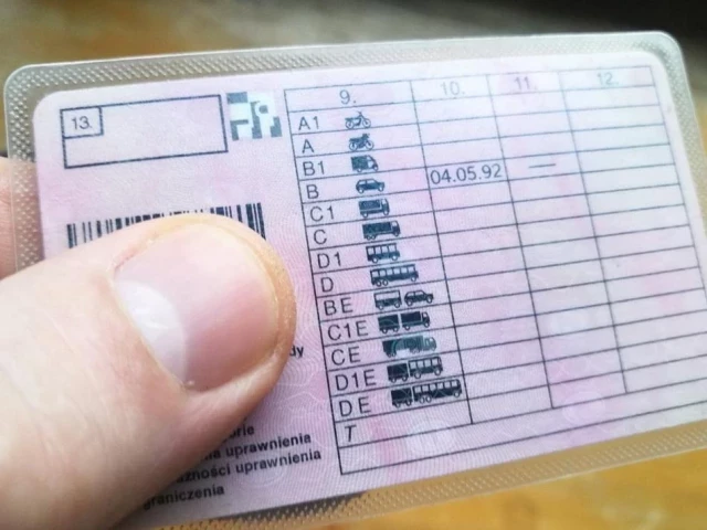 32-latka z Wielbarka bez prawa jazdy za wykroczenie na przejściu