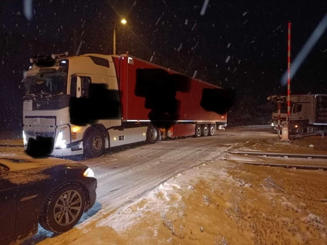 Ciężarówka na torach w Pasymiu – szybka reakcja zapobiegła tragedii