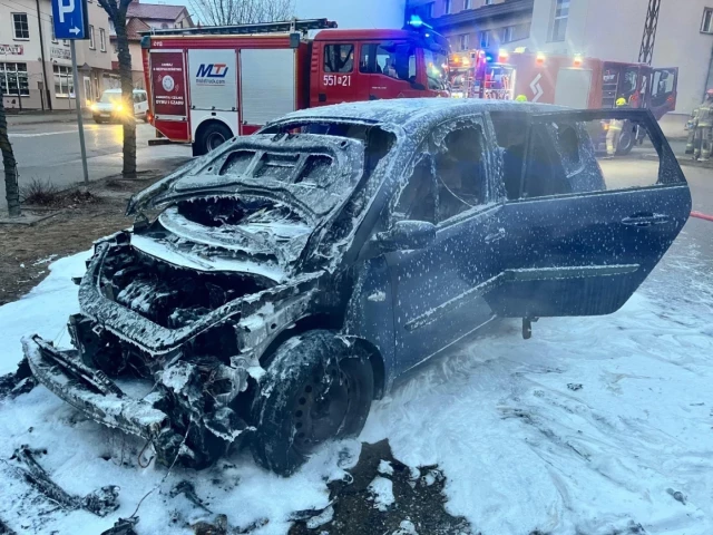 Pożar auta na Jagiełły. Renault Scenic w płomieniach (zdjęcia)