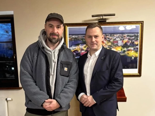 Jakub Żulczyk w ratuszu. Spotkanie z burmistrzem Szczytna owiane tajemnicą
