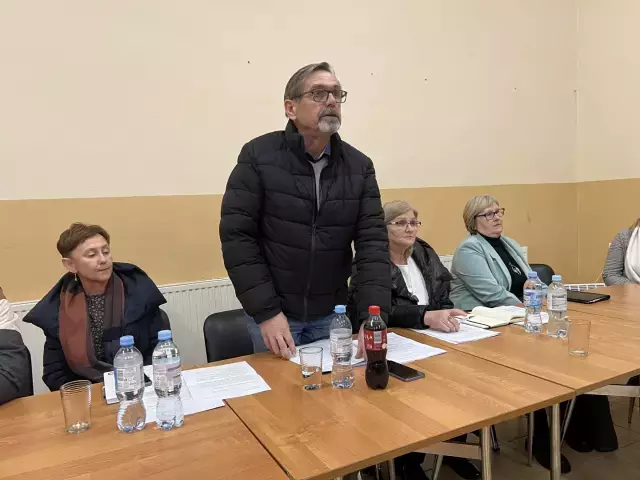 Burzliwe debaty i kompromisy – co dalej ze szkołą w Rumach? Wójt Tymiński odpowiada