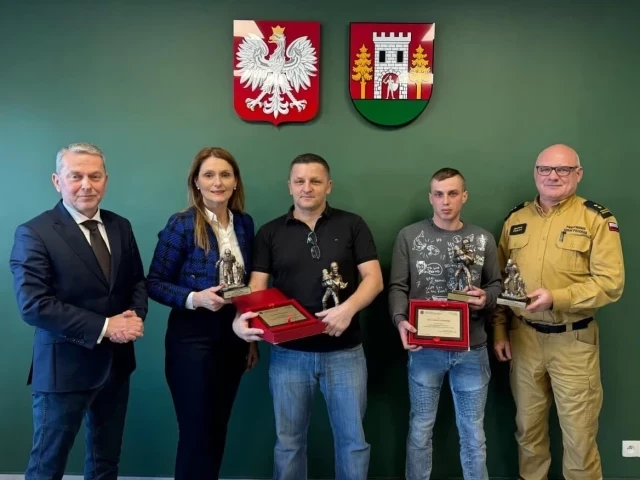 Bohaterowie z Wielbarka wyróżnieni za odwagę. Kuba i Ryszard uratowali dziecko i dwie kobiety z pożaru