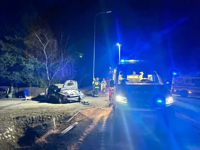 56-latek wjechał w słup i przepust drogowy. Weekend pełen drogowych „ekscesów”