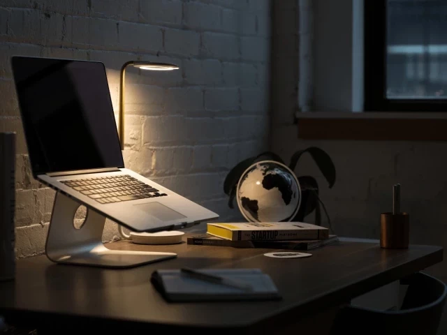 Ergonomiczne podstawki pod laptopa - niezbędne wyposażenie nowoczesnego biurka