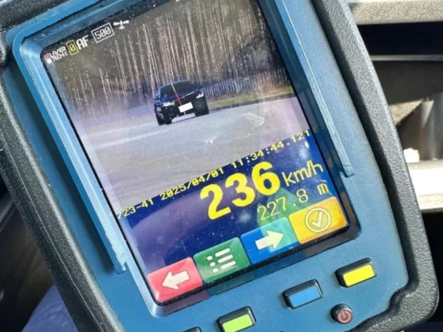 Licznik do końca, rozum na rezerwie. „Pędził” 236 km/h. Kara? 2500 zł i 15 punktów