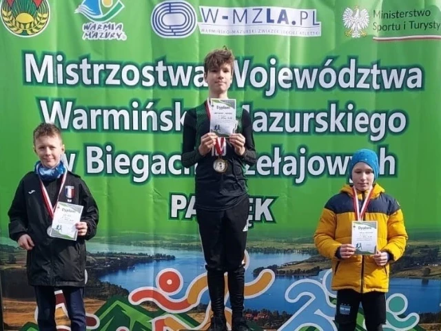 Biega, jakby miał skrzydła. Krzysztof Herman (11) z MKL Jurand z medalami z mistrzostw