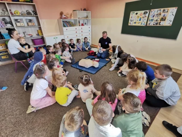 Marcin Turowski uczy dzieci z Gromu, że ratowanie to nie obowiązek – to supermoc!