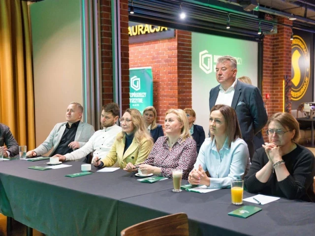 Biznes przy jednym stole – zaufanie przy filiżance kawy (zdjęcia)