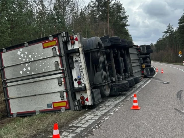 Kolizja między Wielbarkiem a Piwnicami Wielkimi. Ciężarówka z naczepą 