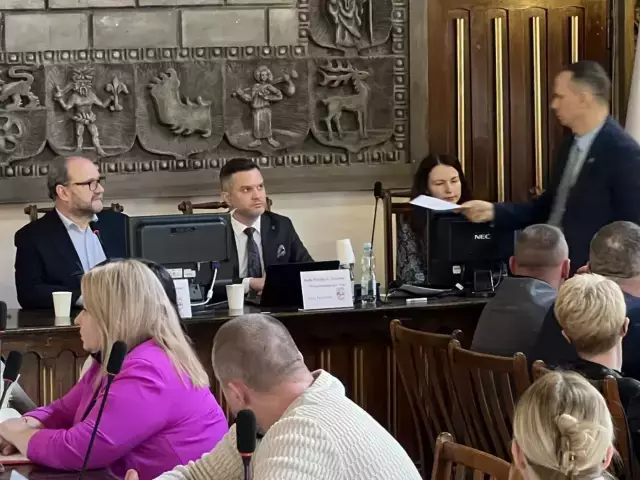 Trzaskowski w urzędzie? Radni: „To agitacja”. Burmistrz: „Zgłoście to służbom”