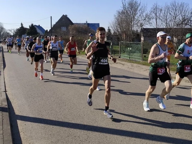 Sławomir Kaliski  wygrał 34. Maraton Juranda. Ponad 500 osób na starcie Maratonu Juranda