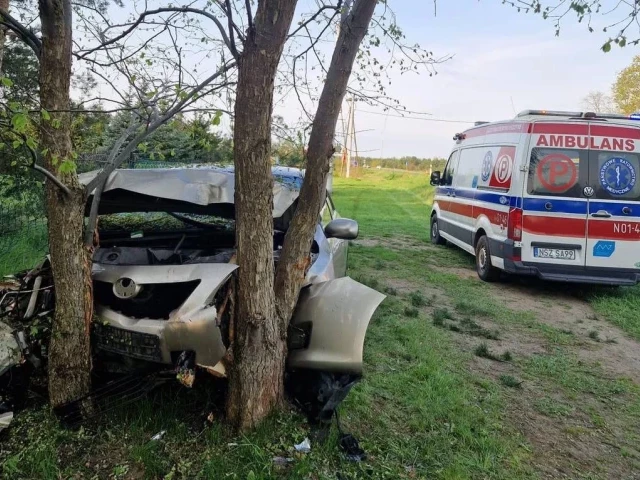 Wypadek na DK53 w Pasymiu. 73-latka uderzyła autem w drzewo