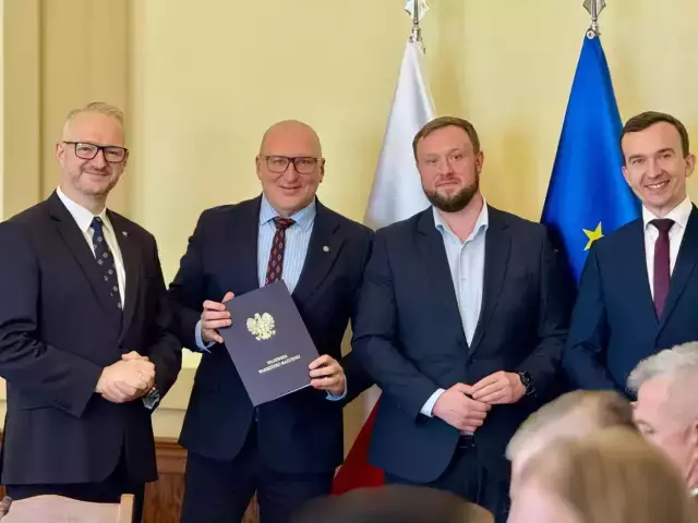 Starosta i wicestarosta na spotkaniu u wojewody. Podpisali umowy na drogi