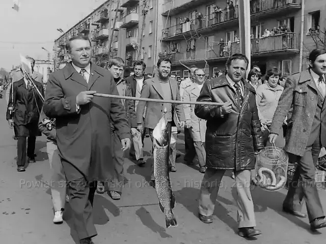 Szczupaki w pochodzie, Lenpol z flagą. Tak świętowano 1 Maja w Szczytnie