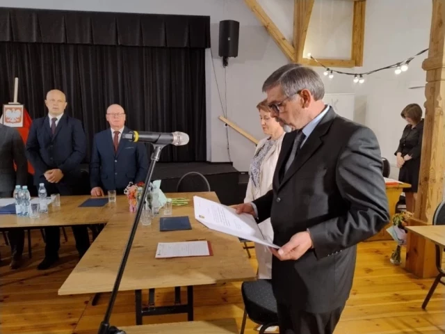 Radny Łukasz Serafin chce ławeczek dla seniorów