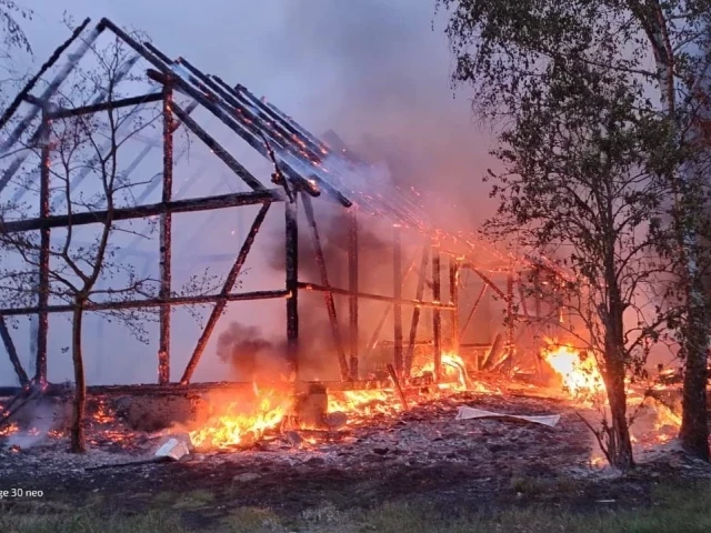 Stodoła spłonęła doszczętnie. Strażacy walczyli z ogniem od rana