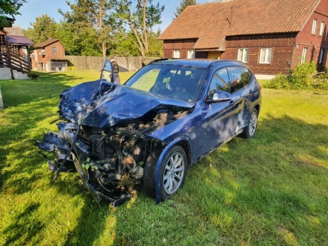 BMW staranowało płot. Groźny poranek w Rozogach (zdjęcia)