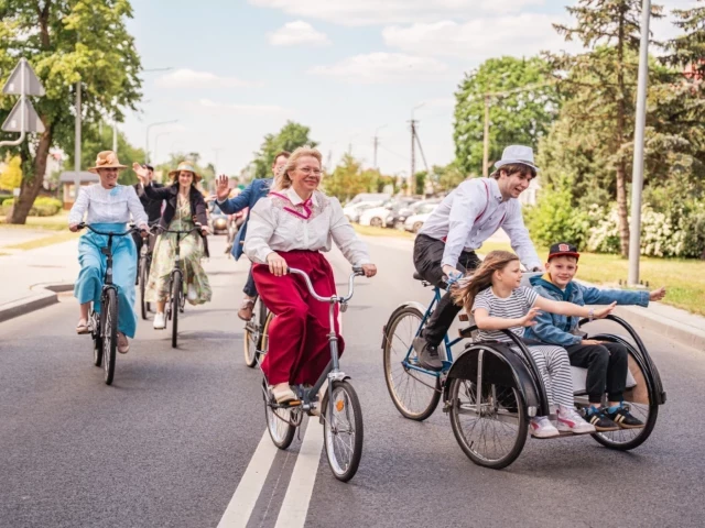 Danuta Siedlecka i Paulina Mikołajczyk poruszyły Rozogi. Retro Rajd i Piknik Rodzinny przyciągnęły tłumy (zdjęcia)