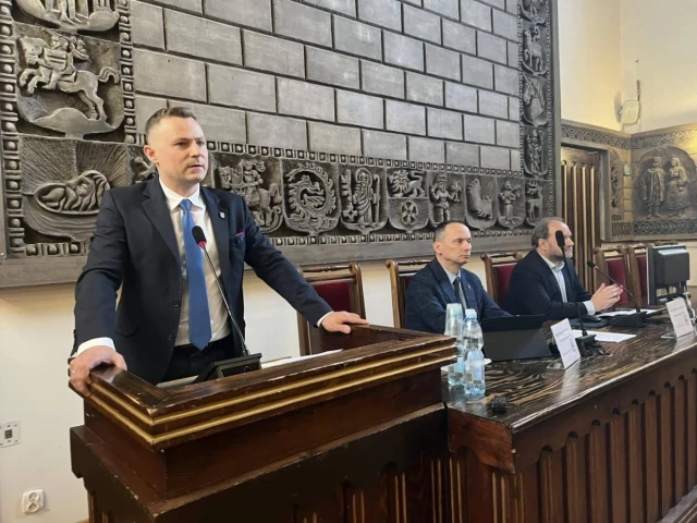 Miasto bierze kolejny kredyt. Radny Piotr Gregorczyk alarmuje: „To już dziesiątki milionów długu!”