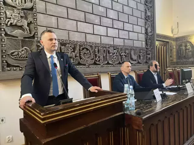 Miasto bierze kolejny kredyt. Radny Piotr Gregorczyk alarmuje: „To już dziesiątki milionów długu!”