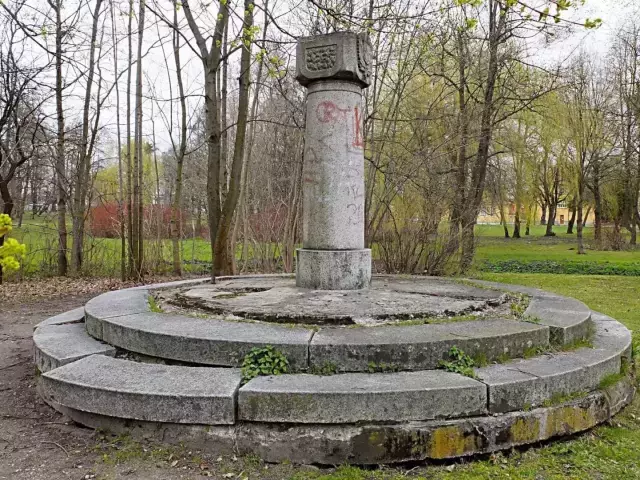 Bismarck w Parku Andersa. Pomnik z popiersiem kanclerza... utopiono w stawie