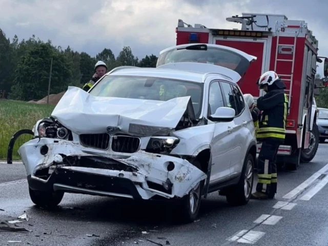 Utrudnienia na DK-53. Kolizja busa i osobówki w Pasymiu