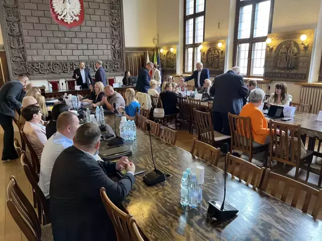 Trwa sesja Rady Miejskiej w Szczytnie. Oglądaj na żywo – radni zdecydują o absolutorium dla burmistrza Ochmana (wideo)