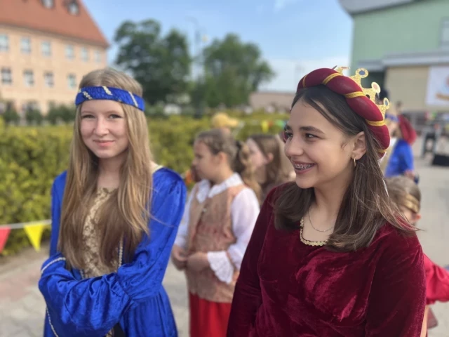 Wielbark maszeruje z Królową Jadwigą. Uczniowie ożywili historię na ulicach miasta (zdjęcia)
