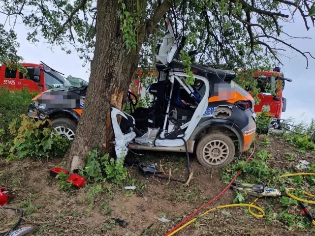 Rajdowy peugeot uderzył w drzewo, Matteo Doretto nie przeżył (zdjęcia)