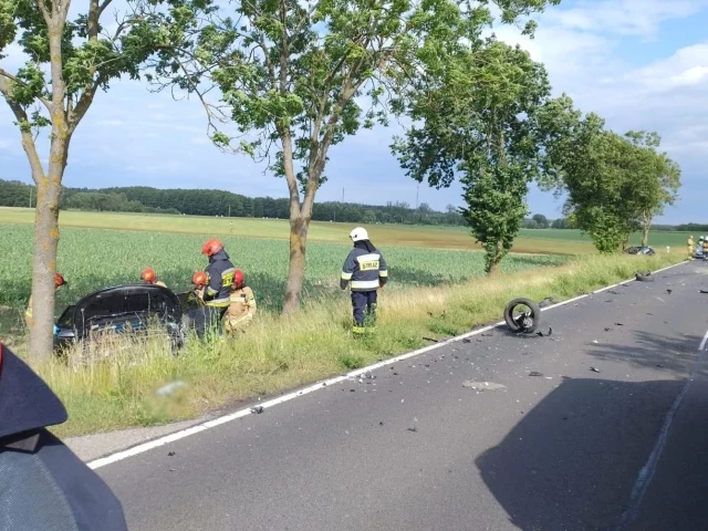 Czołowe zderzenie dwóch osobówek przed Rozogami. Droga całkowicie zablokowana [AKTUALIZACJA]