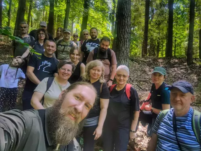 18 par butów i 9 kilometrów ciszy. Adam Gełdon znów zabrał ludzi w las