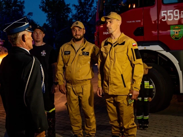 Grzegorz Kaczmarczyk i Karol Włodkowski na czele konwoju marzeń. Strażacy z Dąbrów mają nowy wóz (zdjęcia)