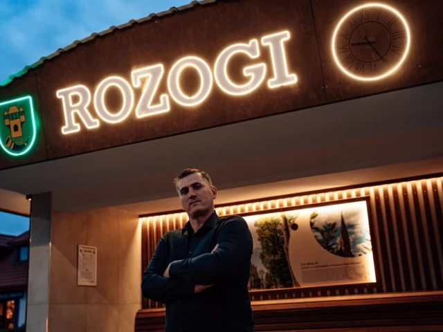 Sołtys, który zamienił przystanki w galerie. Marek Krysiak i niezwykła metamorfoza Rozóg (zdjęcia)