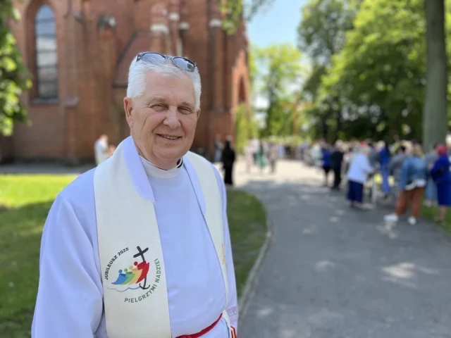 Z siatkarza duszpasterz. 40 lat kapłaństwa ks. Andrzeja Wysockiego i droga od dresu do... ornatu (zdjęcia)