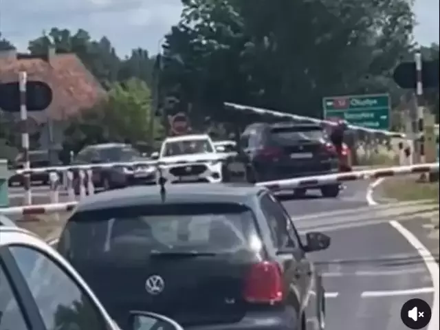Szlaban podnosi dziecko, auto ucieka z torów. Sekundy przed szynobusem na trasie Szczytno–Jedwabno (wideo)