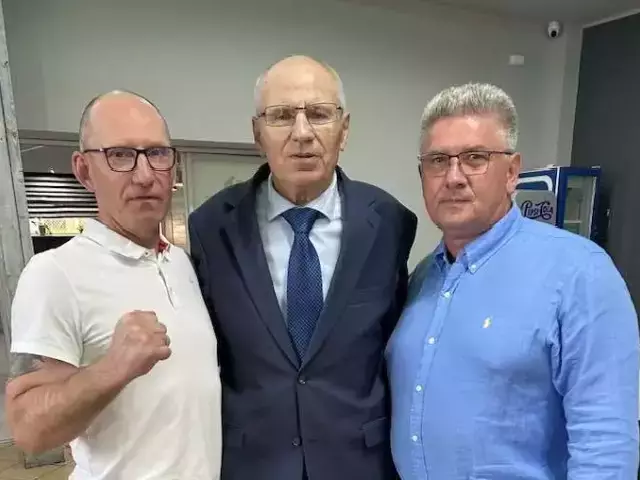 „Fałszywa legitymacja, prawdziwa legenda”. Tadeusz Dymerski świętował 50 lat na macie
