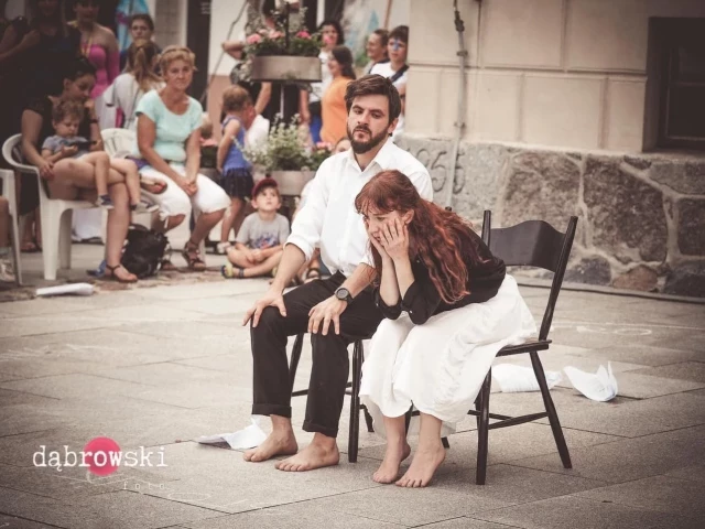 Dźwierzuty zobaczą „Dwie strony”. Marta i Adam Bocianiak z teatrem, który zostaje pod skórą