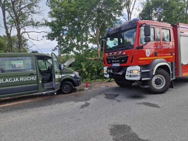 Ogień pod maską wojskowego busa w Grzegrzółkach. Szybka reakcja służb
