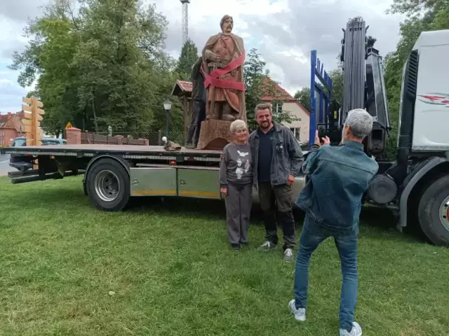 Jurand wrócił do Spychowa. Nowa rzeźba stanęła w sercu miejscowości