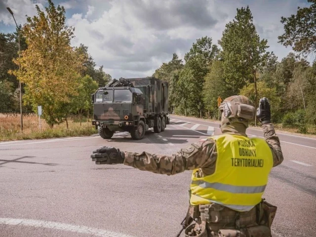 „Żelazny Obrońca” na drogach powiatu szczycieńskiego. Wojsko apeluje: ostrożnie i bez zdjęć