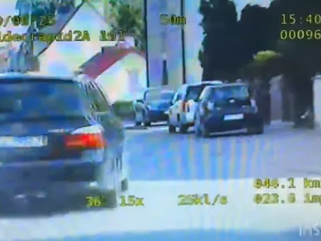 Wyprzedzał na przejściu dla pieszych. Trafił na nieoznakowany radiowóz. 47-latek srogo ukarany [wideo]