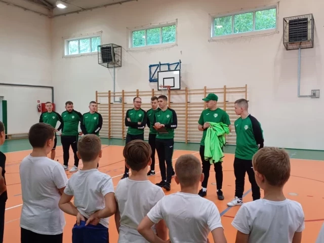 Piłkarska lekcja z biało-zielonymi