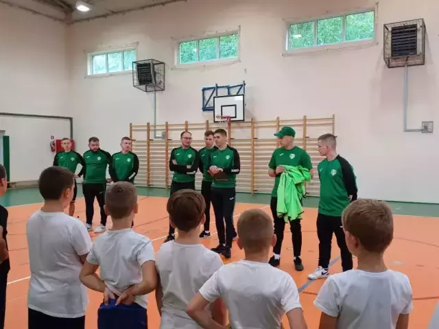 Piłkarska lekcja z biało-zielonymi