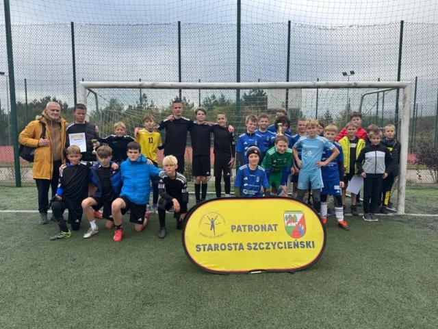 Piłkarskie, podwójne zwycięstwo Sportowej Szkoły Podstawowej nr 4 w Szczytnie