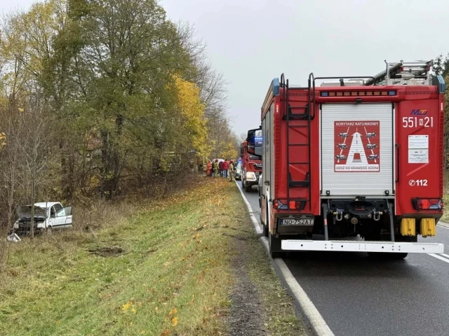 Kolizja na trasie Szczytno–Jedwabno. Samochód wpadł do rowu i dachował