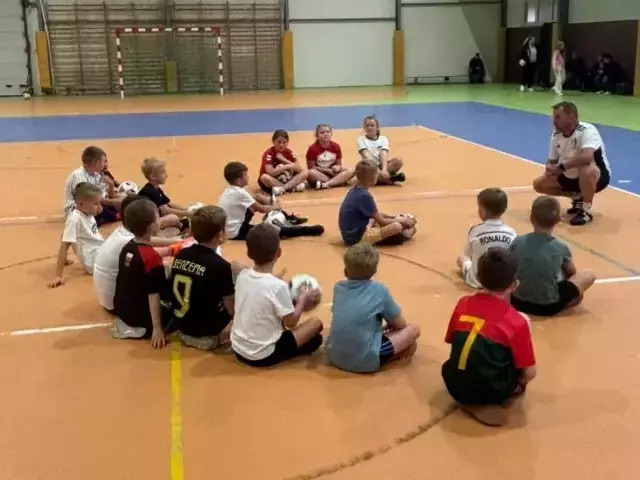 Piłkarskie szaleństwo w Rozogach. Nowy trener Piotr Gregorczyk i rekordowa frekwencja