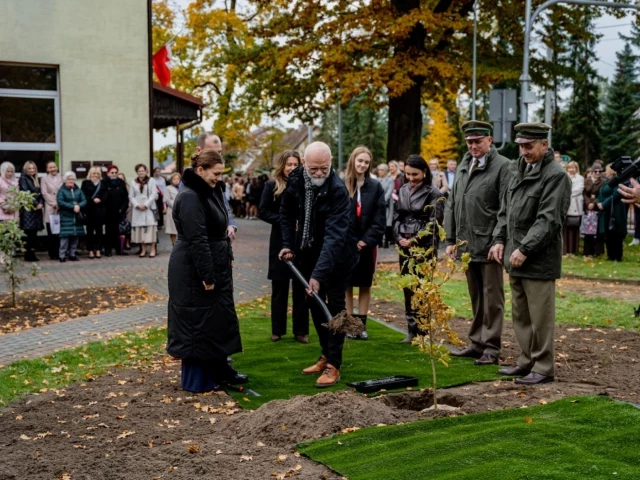 80 lat wspomnień i marzeń. Szkoła w Rozogach zasadziła swój Dąb Pamięci