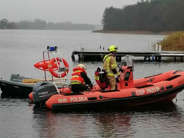 Dryfująca łódka na jeziorze Kalwa postawiła służby na nogi